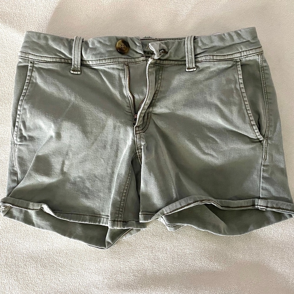 AMERICAN EAGLE green midi shorts